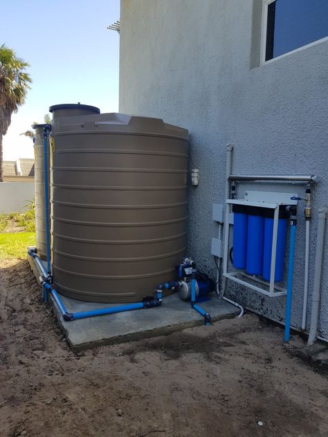 Water tank storage with filter system Well Water System, Water Catchment, Home Water Filtration, Garden Watering System, Steel Water Tanks, Well Design, Farmhouse Style Bedrooms, Rain Water Tank, Pump House