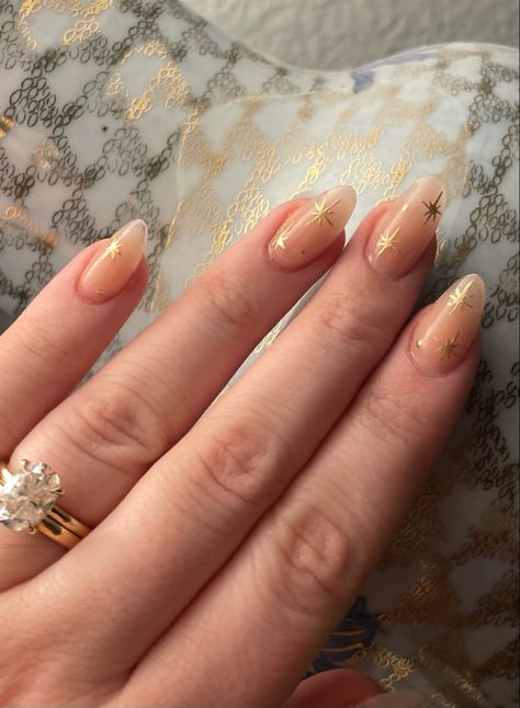 Hand with nails done - plain pink extensions with golden stars Best Engagement Nails, Confirmation Nail Ideas, Cute Engagement Nails, Engagement Party Nails, Wedding Nails Gold, Simple Birthday Nails, Proposal Nails Ideas, Proposal Nails Engagement, Nails For Engagement Pictures