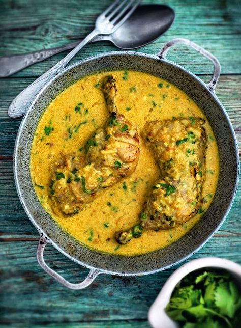 Scrumpdillyicious: Kuku Paka: East African Chicken in Coconut Sauce Creamy Coconut Chicken, African Chicken, Madhur Jaffrey, African Cooking, Coconut Sauce, Nigerian Food, Spicy Dishes, Food Channel, Curry Chicken Recipes