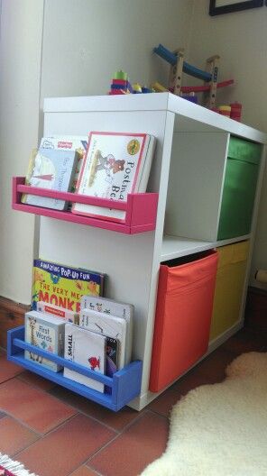 IKEA Expedit/ Kura mit kleinen bunten Gewürzregalen Bekväm für Kinderbücher pimpen (IKEA Hack) Toy Storage Shelves, Ikea Toy Storage, Ikea Toys, Ikea Spice Rack, Ikea Kallax Shelf, Ikea Kallax Hack, Ikea Expedit, Kura Bed, Shelf Decoration