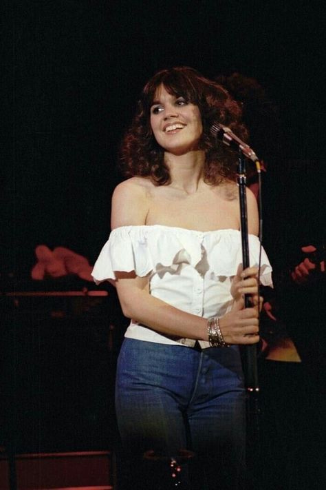 Linda Ronstadt, Soft Gamine, Women Of Rock, John Denver, Female Musicians, Stevie Nicks, Female Singers, 70s Fashion, On Stage