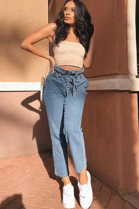 How To Style High Waisted Jeans #everydaylook Best ideas how to wear high waisted jeans of all types: vintage, skinny, curvy, plus size, black, ripped and many more! #highwaistedjeans  #jeansdesign #jeans How To Wear High Waisted Jeans, Style High Waisted Jeans, High Waisted Jeans Outfit, High Fashion Trends, Jeans Outfit Winter, Wardrobe Makeover, Crop Top With Jeans, Jeans Outfit Women, Instagram Videos