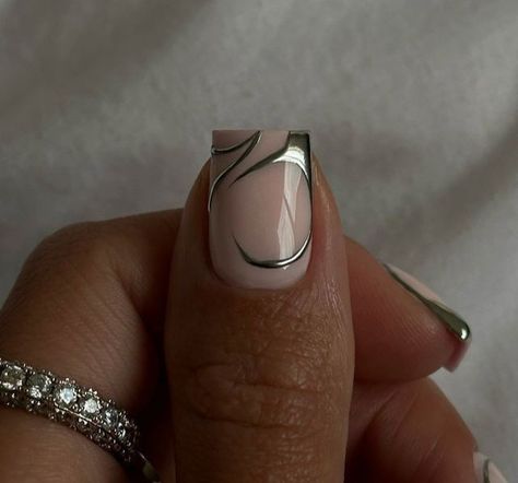 Simple Chrome Design Nails, Elegant Design Nails, Silver Chrome Short Nails, Square Short Nail Designs, Silver Nails Square, Chrome Nails Designs Short, Silver Short Nails, Chrome Square Nails, Chrome Short Nails