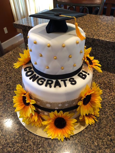 Sunflower graduation party cake Sunflower Graduation Party, Unique Graduation Party Ideas, Graduation Cake Designs, Graduation Party Desserts, Graduation Party Table, Graduation Food, Graduation Party Cake, Senior Graduation Party, Gold Graduation Party