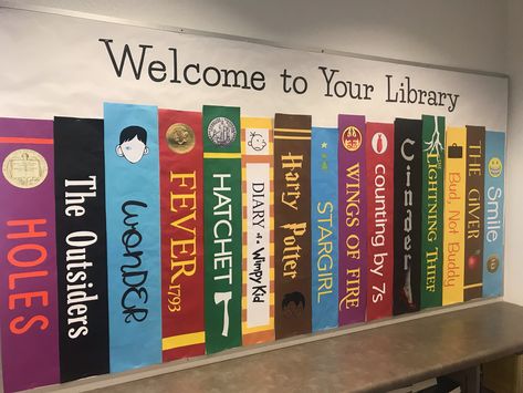 Library display of my favorite middle school books. Library Posters Design, School Libraries Design, Library Decorations Ideas, Diy School Library, Mural For Library, Elementary Library Wall Murals, Book Bulletin Board High School, Favorite Books Bulletin Board, Middle School Library Display Ideas