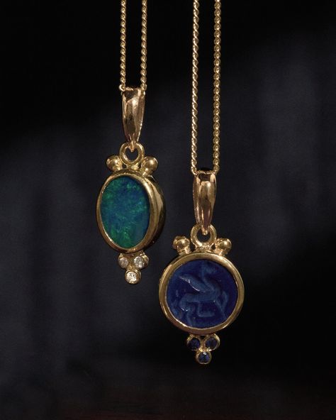 Lapis lazuil intaglio necklace with carved winged horse in 22k solid gold with blue sapphires. Shop pegasus pendant necklace handcrafted in Istanbul. Bezel Set Pendant, Green Gem Necklace, Soldered Jewelry, Winged Horse, Unique Pendant Necklace, Handmade Gold Jewellery, Gold Pendants, Bezel Necklace, Wax Casting