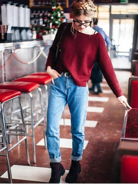 Boat Neck Wine Red Sweater Wine Red Sweater, Red Sweater Outfit, Wine Sweater, Ripped Jeggings, Mom Jeans Outfit, Look Retro, Sweater Outfit, Trendy Swimwear, Elle Magazine