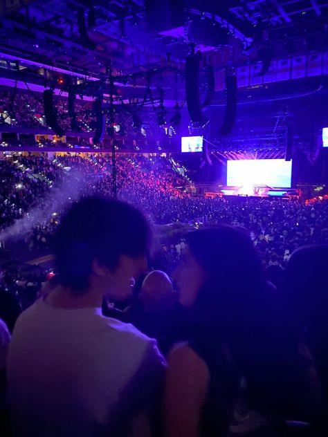 Concert Photo Ideas Couple, Couple Concert Aesthetic, Couple At Night Aesthetic, Couples Concert Pictures, Concert Date Aesthetic, Couple At Concert, Concert With Boyfriend, Concert Couple Pictures, Couple Concert Pictures