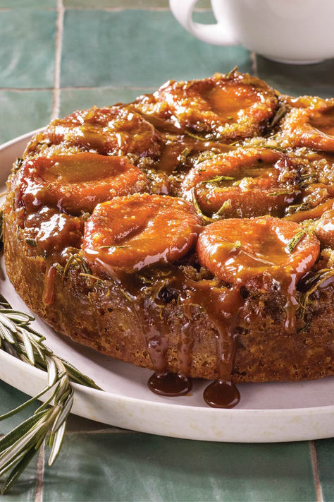 Caramelized persimmon topping meets a fluffy spiced cake. The perfect fall dessert. Persimmon Upside Down Cake, Persimmon Recipes Desserts, Persimmon Dessert Recipes, Persimmon Pudding Recipe, Persimmon Dessert, Persimmons Recipes, Persimmon Cake, Hachiya Persimmon Recipes, Persimmon Cake Recipe