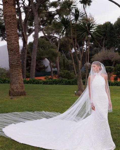 Ultra Long Wedding Veils 👰🏻‍♀️ We’ve just posted on the blog about some of the longest wedding veils and their fabulous brides including celebrities who opted for dramatic long veils, some of our own very long veils that we’ve been commissioned to make and the current Guinness World Record holder - this one you won’t believe! Pic 1 Priyanka Chopra Pic 2 Sofia Richie Pic 3 Hailey Bieber Pic 4 Nicola Peltz Beckham Pic 5 Meghan Markle Pic 6 Our bride Rachel Pic 7 Our bride Jodie Pic 8 Our bri... Bride Veil Long, Long Wedding Veils, Nicola Peltz Beckham, Hailey Bieber Wedding, Long Veils, Dramatic Veil, Long Veil Wedding, Wedding Dresses Videos, Nicola Peltz