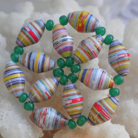 Paper bead flower. Add a pin on back for a gift? Paper Bead Ornaments Diy, Bead Shopping, Paper Beads Diy, Free Beading Patterns, Beaded Ornaments Diy, Make Paper Beads, Bead Ornaments, Quilling Christmas, Quilled Jewellery