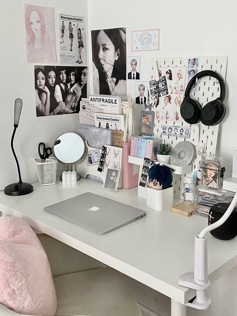 L Shaped Desk Setup Aesthetic, Study Desk Decor, Room Redesign, Bilik Tidur, Pinterest Room Decor, Study Room Decor, Room Desk, Desk Ideas, Cute Room Ideas