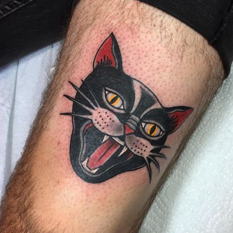 Black Cat Hissing Tattoo, Americana Cat Tattoo, Traditional Cat Face Tattoo, Cat Hissing Tattoo, Black Cat Face Tattoo, Hissing Cat Tattoo, Cat Knee Tattoo, Cat Tattoo Men, Angry Cat Tattoo