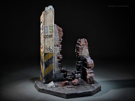 Stan Volsky: Diorama for collectible action figures - City Ruins. Diorama Action Figures, Action Figure Diorama, Diorama Project, Figure Diorama, City Ruins, Batman Ninja, Break Wall, 40k Terrain, Marvel Figure