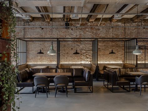 Bar Space Design, Restaurant Industrial Design, Steel Restaurant, Western Bar, Modern Restaurant Design, Industrial Cafe, Wooden Countertops, Brick Interior, Industrial Restaurant