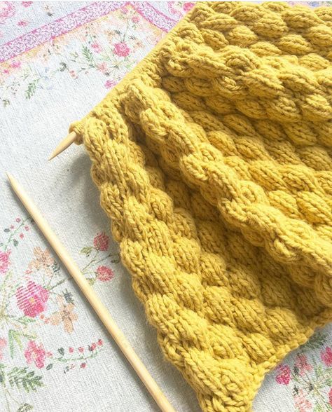 Crochet Wool, Knitting Needle, Fair Isle Knitting, Beautiful Knitting, Diy Knitting, Knit Stitch, Knitting Tutorial, Free Knitting Pattern, Knitting Techniques