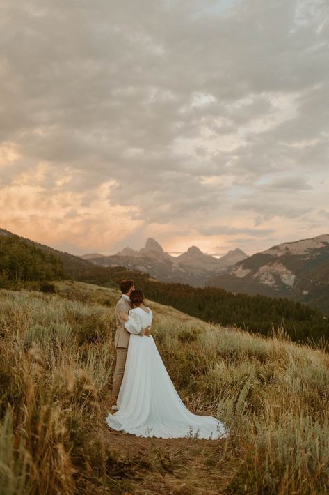 Stanley Idaho Elopement, Weddings In The Mountains, Mountain Wedding Photography, Colorado Photoshoot, Holland Wedding, Idaho Photography, Idaho Wedding Venues, Mountain Wedding Ideas, Switzerland Wedding