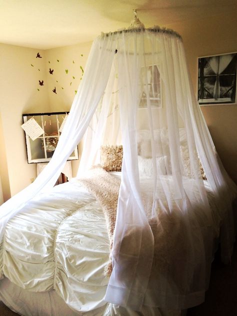 Canopy bed made with hula hoop Vanlife Aesthetic, Girls Canopy, Girls Bed Canopy, Comfortable Bedroom Decor, Bedroom Romantic, Beds Ideas, Canopy Beds, Stylish Bedroom Design, Romantic Bedroom Decor