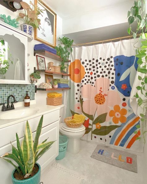 Funky Bathroom, Colorful Apartment, Floral Bathroom, Eclectic Bathroom, Bathroom Decor Ideas, Apartment Bathroom, Small Bathroom Decor, Bathroom Colors, Apartment Inspiration