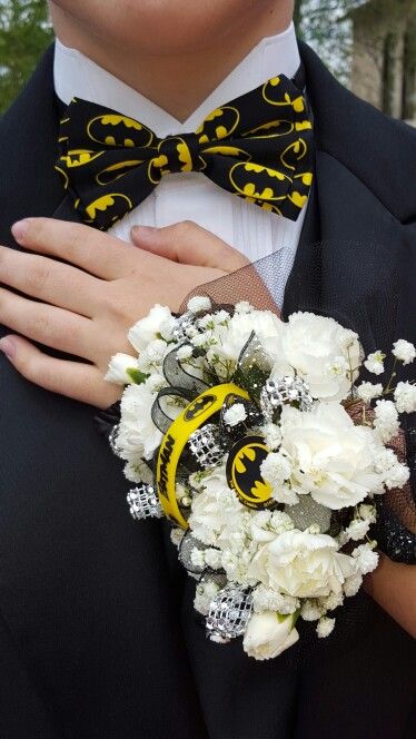 Batman corsage to match bow tie Batman Boutonniere, Batman Flowers, Batman Wedding, Batman Love, Batman Gifts, Batman Suit, Batman Inspired, Batman Theme, Creative Gifts For Boyfriend