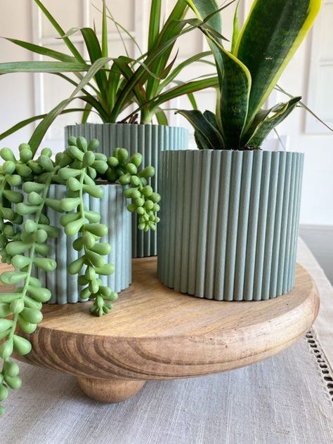 Easy to Make DIY Plant Risers and Dowel Planters - The Handcrafted Haven Diy Planters Pots, Diy Planters Indoor, Pottery Plant Pot, Plant Pot Diy, Diy Planter, Plant Tray, Painted Pots Diy, Woodworking For Kids, Diy Pots