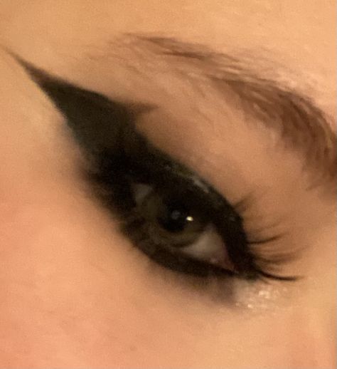 Thick Eyeliner Looks, Thick Eyeliner Grunge, Tiffany Core, Eyeliner Alt, Goth Eyeliner Hooded Eyes, Big Eyeliner, Heavy Eyeliner, Goth Liner For Hooded Eyes, Doll Eyeliner Alt