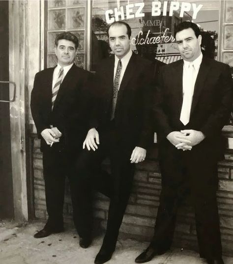 Mobsters Movie, A Bronx Tale, Real Gangster, Dark Wood Frame, Musician Photography, Mafia Gangster, Gangster Movies, Tony Soprano, Cute Poses For Pictures