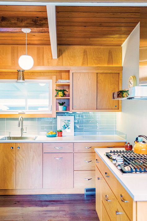 After its original kitchen was lost to a 1990s makeover, this home is refreshed with the addition of a mid century-inspired kitchen. Mid Century Kitchen Cabinets, Mid Century Cabinets, Petite Kitchen, 60s Kitchen, 1940s Kitchen, Modern Kitchen Lighting, Mcm Kitchen, Addition Ideas, Neutral Kitchen