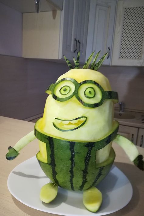 Minion watermelon carving #Minion #watermelon Watermelon Carving Ideas, Watermelon Carving Easy, Fruit Platter Designs, Watermelon Carving, Decorações Com Comidas, Food Sculpture, Fruit Party, Food Carving, Easy Food Art