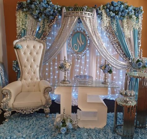 @julianas_bridal on Instagram Cinderella Quinceanera Centerpieces Ideas, Quinceanera Themes Decoration, Quince Decorations Cinderella Theme, Cinderella Quinceanera Table Decorations, Cinderella Quinceanera Backdrop, Bahama Blue Quinceanera Decorations, Cinderella Quinceanera Main Table, Cinderella Backdrop Ideas, Cinderella Decorations Ideas