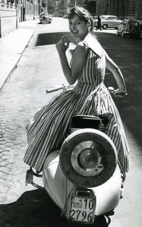 1950s Girl, Scooters Vespa, Vintage Vespa, Vespa Girl, Fashion Modeling, Lambretta Scooter, Piaggio Vespa, Vespa Lambretta, Vespa Vintage