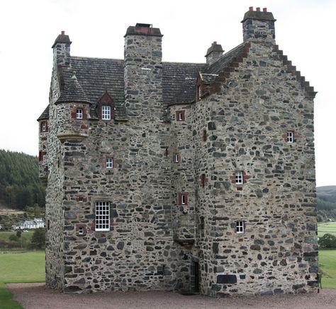 Isle Of Bute, Uk Landscapes, British Castles, Small Castles, Castle Scotland, European Castles, Castle Tower, Travel Oklahoma, Abandoned Castles