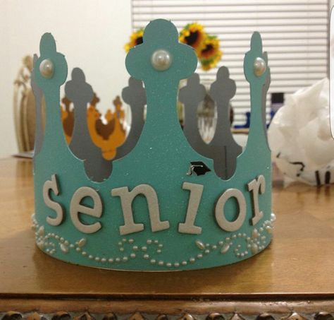 Senior Year Checklist, Year Checklist, Cap Decoration Graduation, Graduation Cap Designs College, Blended Wedding, Senior Year Diy, College Graduation Cap Ideas, Cardboard Art Sculpture, Graduation Photo Banner