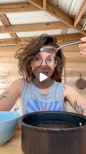 Maggie Johnson on Instagram: "✨Flax Seed Hair Mask✨

I already posted why flax is a nutritious addition to your diet, but why use it as a hair mask/gel? 

This gel is packed with vitamin E & B, manganese, magnesium, selenium, and fatty acids. 

What do these things do for your hair? 

-Provide more moisture (perfect for dry brittle hair).

-Keeps your scalp healthy, stimulating your scalp, promoting healthy hair growth.

-Prevents breakage, especially at the ends of your hair. 

-Can even prevent premature graying. 🤯

If you’re using it as a hair mask, go all out. Drench your hair in this stuff and let it sit for as long as you’d like. If you’re using it as styling gel for your natural curls, just grab a little glob and scrunch your hair. 🫶🏼

-4 cups of boiling water
-1/2 cup of flax, l Flax Seed Hair Mask, Skin Recipes, Longer Hair Faster, Stop Hair Breakage, Dry Brittle Hair, Hair Growth Shampoo, Grow Long Hair, Promote Healthy Hair Growth, Grow Hair Faster