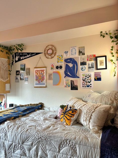 cozy dorm room cozy dorm room  ideas cozy dorm room  aesthetic cozy dorm room  ideas boho cozy dorm room  ideas simple cozy dorm room  ideas minimalist Dorm Room Ideas Artsy, Vintage Aesthetic Dorm Room, Cozy Dorm Room Ideas Aesthetic, Simple College Apartment Bedroom, Dorm Inspo Boho, Simple College Dorm Room Ideas, Cozy Dorm Room Ideas Boho, Surf Dorm Room, Earthy College Dorm