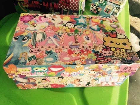 Decoupage collage shoebox Painting Shoe Boxes Ideas, Painted Shoebox Ideas, Shoe Box Aesthetic, Decorated Shoe Boxes, Shoe Box Decorating Ideas, Shoebox Room, Shoebox Diy, Decorate Box, Shoe Box Diy