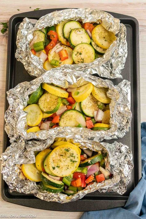 Grill Vegetables In Foil, Chicken In Foil, Tin Foil Dinners, Chicken Foil Packets, Foil Packet Dinners, Foil Pack Meals, Foil Dinners, Easy Macaroni, Foil Packet Meals