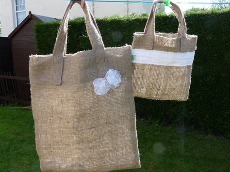 How to make bag  holiday | love these hessian bags - ideal for the holiday season. I made my ... Make Bag, Homemade Bags, Homemade Home, Hessian Bags, Moms Crafts, Bag Ideas, How To Make Homemade, Christmas Decorations To Make, Bag Making