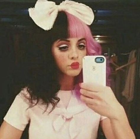 Melanie Martinez- Dollhouse selfie Melanie Martinez, We Heart It, Mirror, Hair, Pink, White