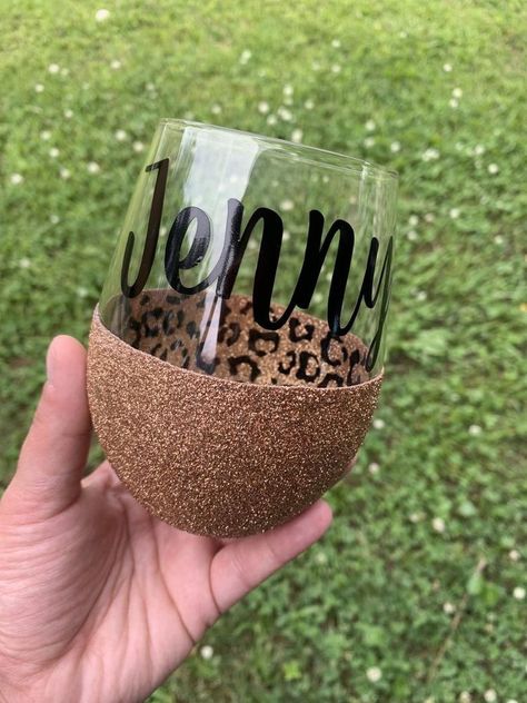 Cricut Wine Glasses, Glitter Wine Glasses Diy, Diy Glasses, Bling Bottles, Glitter Wine Glasses, Diy Wine Glasses, Glitter Glasses, Wine Glass Crafts, Glitter Wine