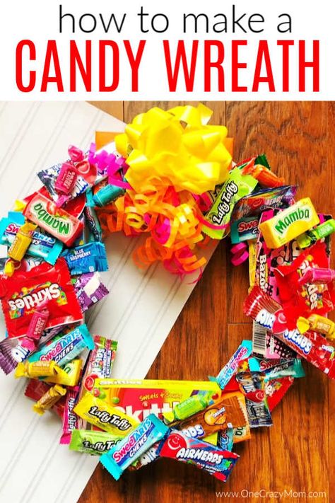 Candy Wreath Diy, Easy Diy Candy, Candy Arrangements, Easy Candy, Candy Bouquet Diy, Candy Wreath, Candy Cakes, Candy Crafts, Wreath Diy