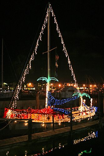 Sailboat Christmas Lights, Boat Christmas, Dunedin Florida, California Christmas, Sea Style, Boat Parade, Florida Christmas, Boat Lights, Beachy Christmas