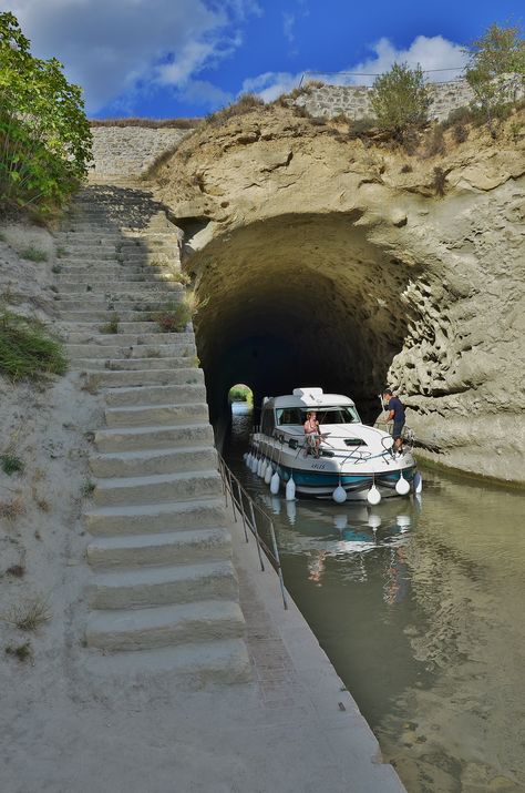 Canal du Midi - Tunnel Malpass de Nissan les Ensérunes - Béziers ( France ) modern canal boat Beziers France, Narbonne France, Languedoc France, Canal Du Midi, Beyond The Sea, Kayak Trip, Canal Boat, Visit France, Voyage Europe