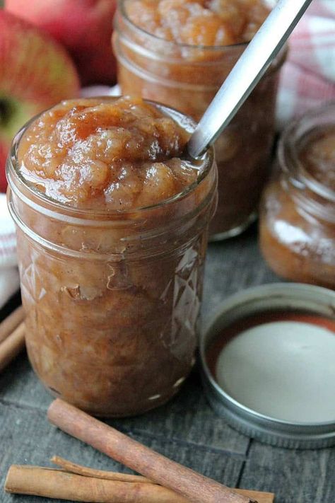 Slow Cooker Applesauce - 4 ingredient homade applesauce. Easy, kid-friendly recipe. Choose chunky or smooth - great side dish or snack! Easy Apple Strudel, Slow Cooker Applesauce, Crockpot Applesauce, How To Make Applesauce, Strudel Recipes, Crockpot Ideas, Easy Puff Pastry, Apple Sauce Recipes, Apple Strudel