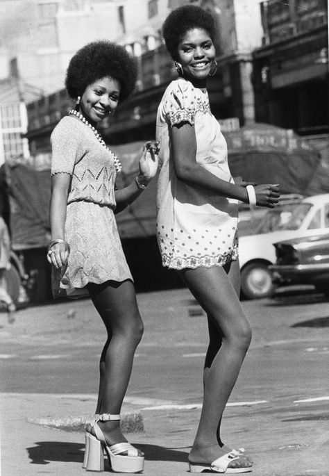 Two models, photographed in 1973, wearing mini dresses, one with platform sandals, the other in flat exercise sandals. - Graham Wood / Evening Standard / Getty Images 70s Fashion African American, 1970s Prom, Prom Outfit, 70s Inspired Fashion, Vintage Black Glamour, 1970s Fashion, Moda Vintage, Black Power, Look Vintage