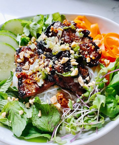 Vietnamese Bun Recipe, Grilled Pork Marinade, Pork Noodle Bowl, Vietnamese Fish Sauce, Nem Nuong, Vietnamese Grilled Pork, Noodle Salad Cold, Vietnamese Pork, Pork Marinade