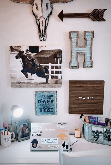 Western Style Office Decor, Cute Western Dorm Room Ideas, Western Hangout Room, Rustic College Dorm, Western Ideas For Home, Western Room Wall Decor, Western Wall Collage Decor, Cowgirl Bedroom Ideas Ranch, Country Aesthetic Bedroom Ideas