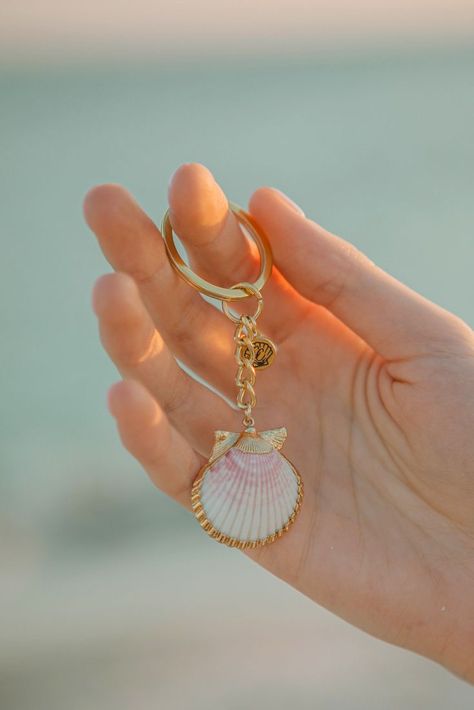 Shell Gift Ideas, Stuff To Do With Seashells, Sea Shell Keychain, Seashell Keychain Diy, Shell Keychain Diy, Shell Diy Ideas, Shell Diy Crafts, Things To Make With Shells, Sea Shells Ideas