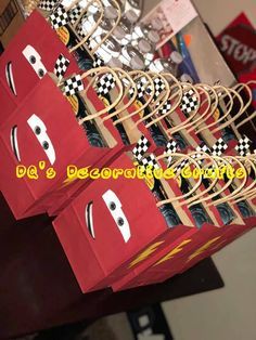 Cars Gift Bags, Piñata Cars, Birthday Party Return Gifts, Lightning Mcqueen Party, Mcqueen Party, Disney Cars Theme, Mcqueen Birthday, Cars (disney) Party, Cars Birthday Party Decorations