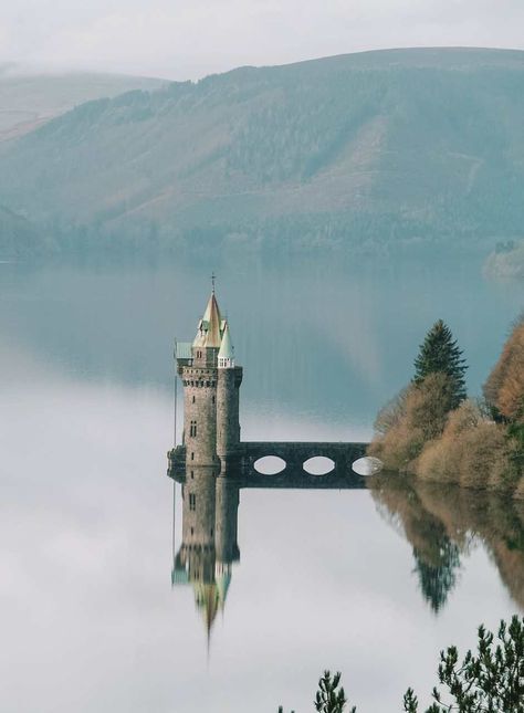 31 Totally Epic Things To Do In Wales - Hand Luggage Only - Travel, Food & Photography Blog Snowdonia, Things To Do In Wales, Castles In Wales, Wales Travel, Visit Wales, Snowdonia National Park, United Kingdom Travel, Hiking Spots, Seaside Village